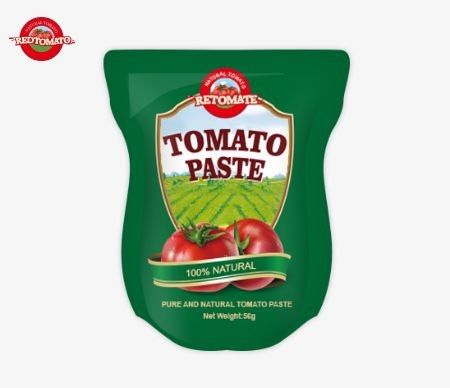 Sacoche debout contenant 56 g de pâte de tomate double concentrée d'une pureté allant de 28% à 100%