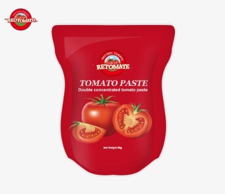 Sacoche debout contenant 56 g de pâte de tomate double concentrée d'une pureté allant de 28% à 100%